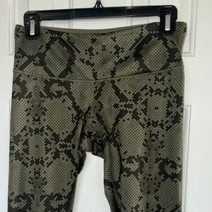 Lululemon Snake Print crop Leggings size 6 GUC
